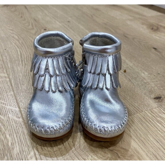 Minnetonka Silver Leather Fringed Moccasin Booties Toddler Size 4 - Picture 3 of 3